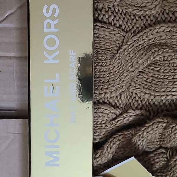 Michael Kors Hat And Scarf Set NEW IN BOX - Picture 4 of 5